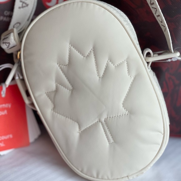 🍁New 🇨🇦RARE Lululemon Team Canada 22 Future Legacy Crossbody Bag, Creme🏷NWT - Picture 2 of 8
